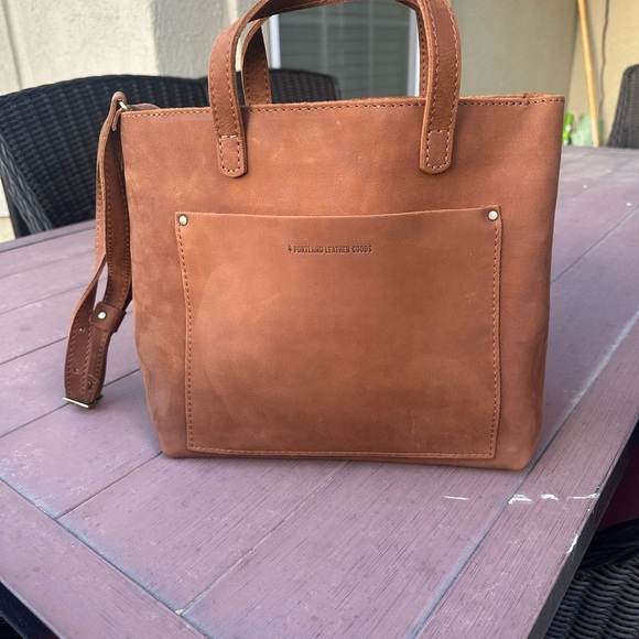 New! Portland Leather AP Medium Crossbody Tote with Zipper in Brown. - Picture 3 of 14